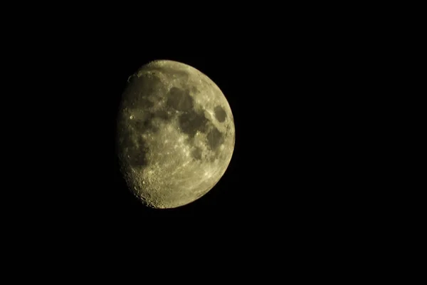 Luna sobre un fondo negro —  Fotos de Stock