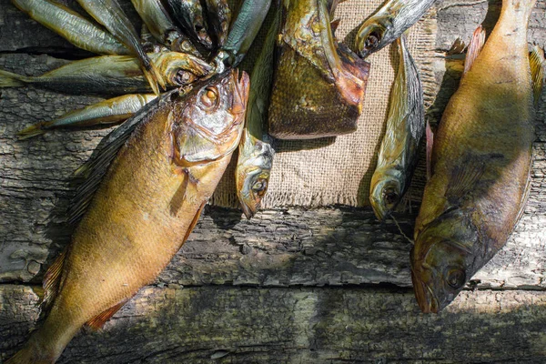 Peixe seco no fundo de madeira — Fotografia de Stock