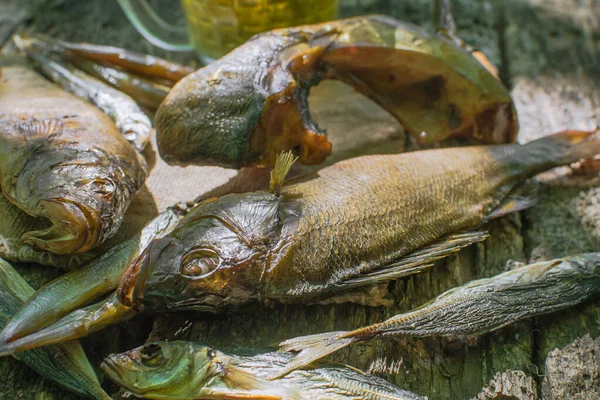 Fisk snacks till öl på trä bakgrund — Stockfoto