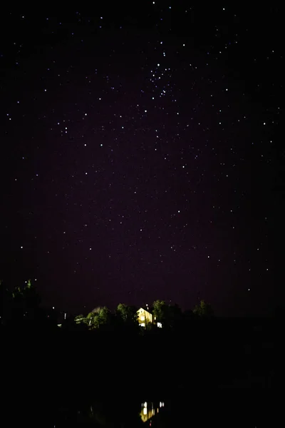 Gece gökyüzünde bir ev — Stok fotoğraf