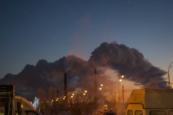 En fabrik avger rök — Stockfoto