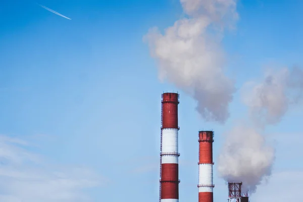 Szennyezőanyag-gyárak füstje a csövekből — Stock Fotó