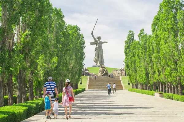 Volgograd, Rusland, 23 mei 2018 standbeeld van moeder Motherland Volgograd Mamaev Kurgan — Stockfoto
