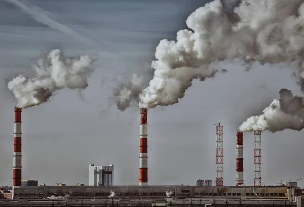 Fabbriche di inquinamento fumo dalle tubazioni — Foto Stock
