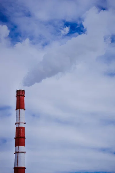 Föroreningsfabriker röker från rören — Stockfoto