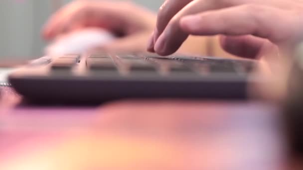 Working at the computer presses the computer keyboard Caucasian man close-up. Selective focus — Stock Video