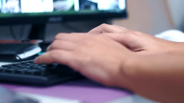 Travailler à l'ordinateur appuie sur le clavier de l'ordinateur homme caucasien gros plan. Concentration sélective. Dactylographie sur le clavier. Travail d'affaires en ligne — Video