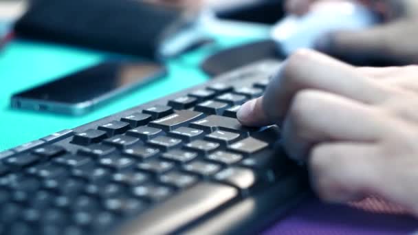 Trabajar en el ordenador escribiendo en el teclado presiona el botón Intro. Enfoque selectivo de primer plano . — Vídeo de stock