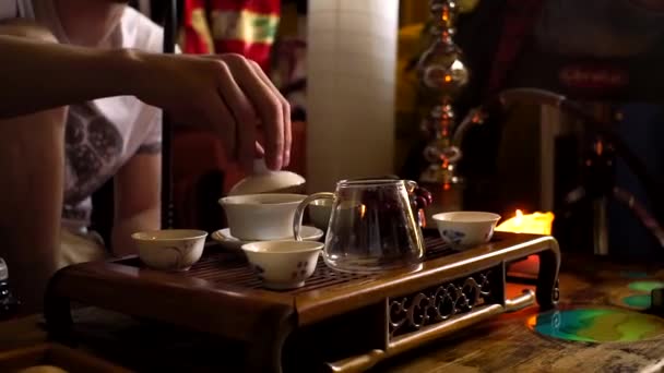 Man Hand Häller Rött Från Lera Tekanna Traditionell Kinesisk Ceremoni — Stockvideo