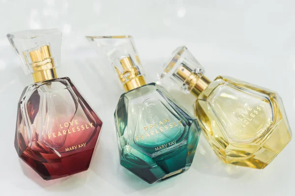 Tyumen, Rosja - 01 lutego 2019: Perfumy Mary Kay na białym tle, prywatna firma sprzedająca produkty kosmetyczne — Zdjęcie stockowe