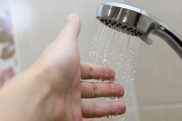 Mano en la ducha prueba temperatura del agua — Foto de Stock