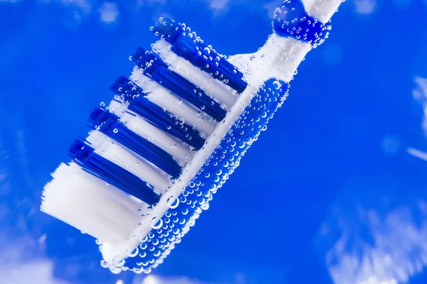 Крупный план зубной щетки на синем фоне — стоковое фото