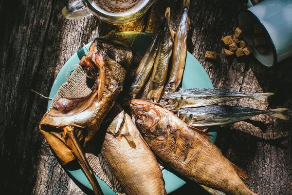 Gerookte vis op houten achtergrond — Stockfoto