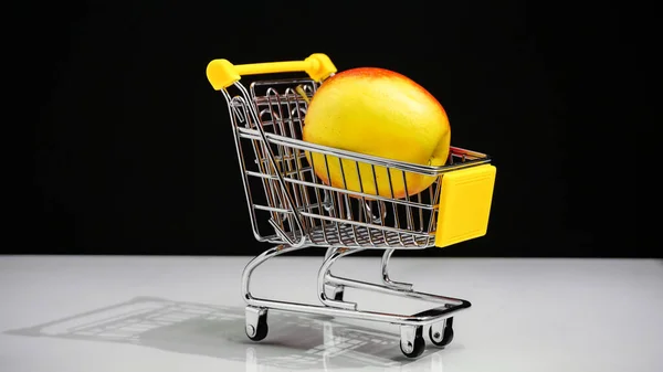 Supermarkt Cart concept van gezond eten. Rode appel — Stockfoto