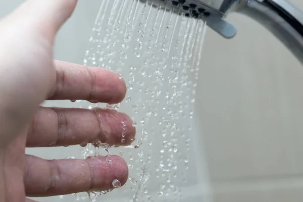 Mão no chuveiro teste de temperatura da água — Fotografia de Stock