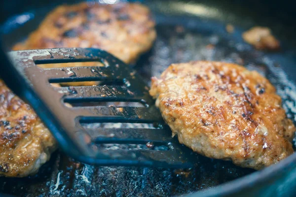 Faire frire les escalopes dans une poêle close-up — Photo