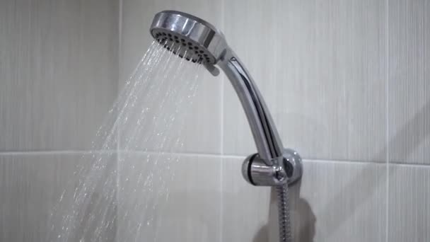 关闭从浴室的淋浴头流出的开放和关闭的水 以采取淋浴概念 — 图库视频影像