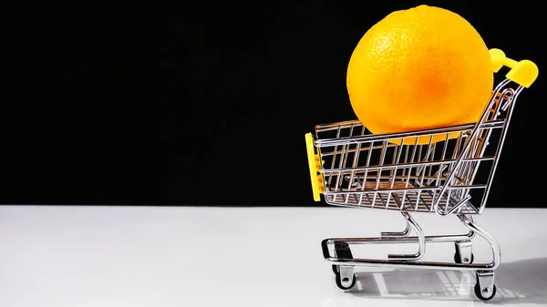 오렌지 건강한 음식 개념을 구입 쇼핑 카트 — 스톡 사진