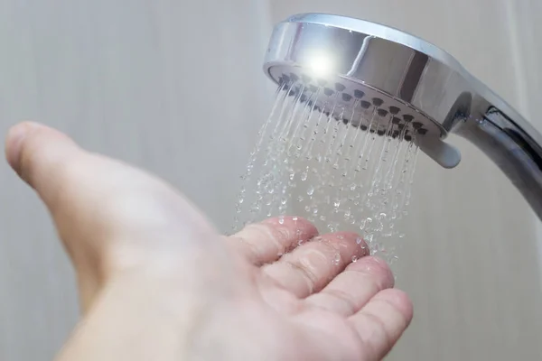 샤워 테스트 물 온도에 손 — 스톡 사진