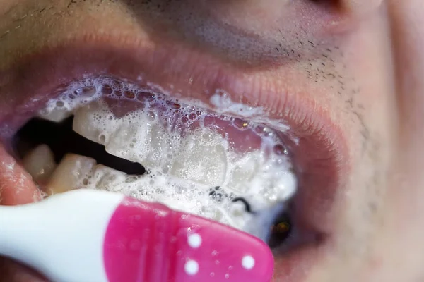 Muž si čistí zuby zblízka — Stock fotografie