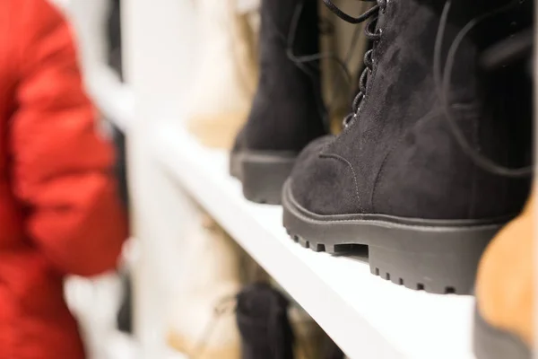 Zapatos de mujer en la tienda —  Fotos de Stock