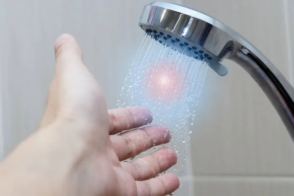 Main dans la douche température de l'eau d'essai — Photo