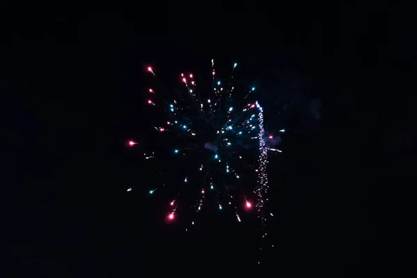 Fuochi d'artificio festivi, fuochi d'artificio nel cielo notturno — Foto Stock