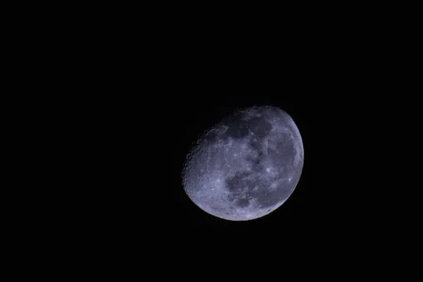 Luna sobre un fondo negro —  Fotos de Stock