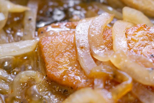 Trozos de carne con cebolla de cerca — Foto de Stock