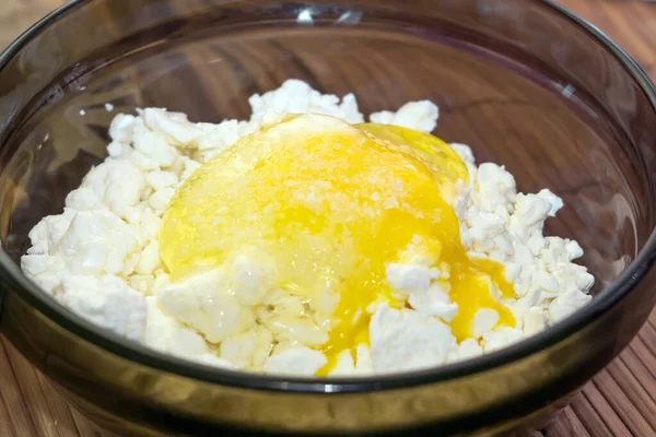 Сырое яйцо в сахаре с творогом — стоковое фото