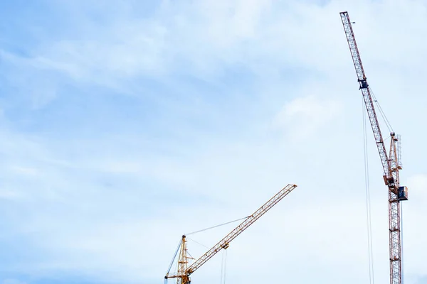 Bouw kranen bouw van huizen — Stockfoto