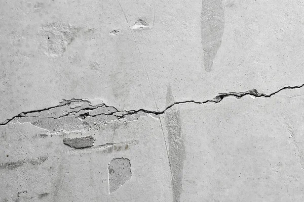 Трещина в старой бетонной стене — стоковое фото