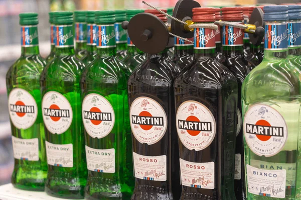Tyumen, Rússia - 20 de fevereiro de 2019: Produtos da Martini, famoso vermute italiano, é o Martini do mundo no mercado de venda de bebidas alcoólicas Rossi desde 1863 — Fotografia de Stock
