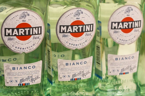 Tyumen, Russia - Feb 20, 2019: Προϊόντα Martini, διάσημο ιταλικό βερμούτ είναι παγκοσμίως το Martini on the counter hypermarket sale of alcohol drinks Rossi από το 1863 — Φωτογραφία Αρχείου