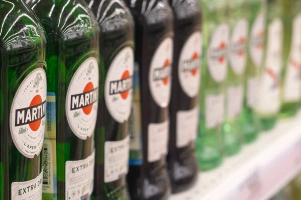 Tyumen, Rusya - 20 Şubat 2019: Martini ürünleri, ünlü İtalyan vermutu 1863 'ten beri Rossi' nin aşırı alkollü içeceklerin satıldığı tezgahta dünya martinisidir. — Stok fotoğraf