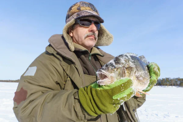 漁師は冬の釣りでキャッチ — ストック写真