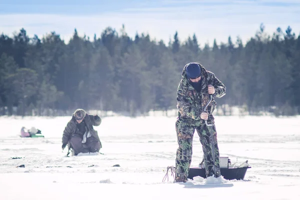 アイスフィッシングのための冬の漁師 — ストック写真