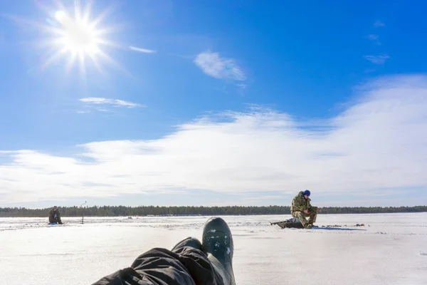 冬の湖での釣り — ストック写真