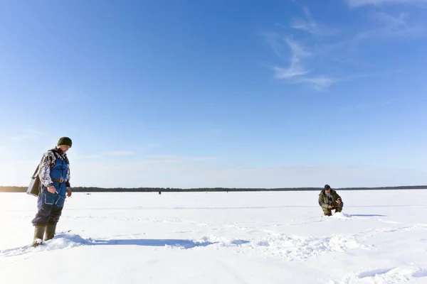 明るい晴れた日に漁師釣り冬釣り — ストック写真