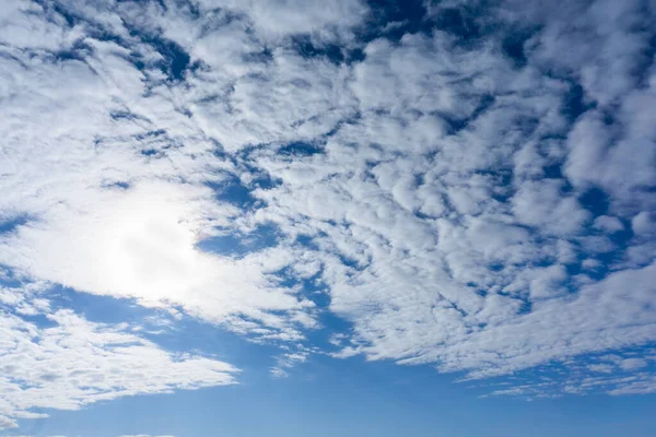 Blue sky with white clouds on a bright Sunny day — Stock Photo, Image