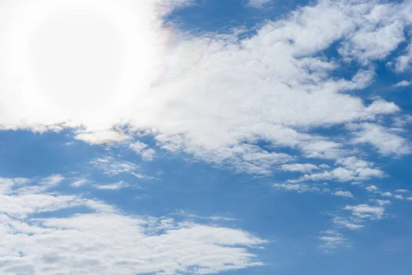 맑은 날하얀 구름이 덮인 푸른 하늘 — 스톡 사진