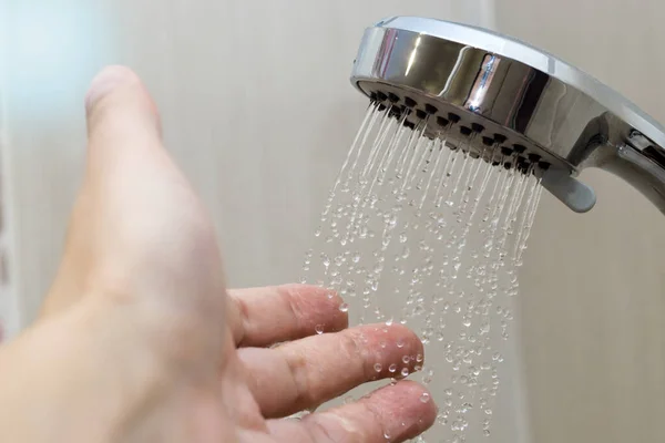 Mano en la ducha prueba temperatura del agua — Foto de Stock