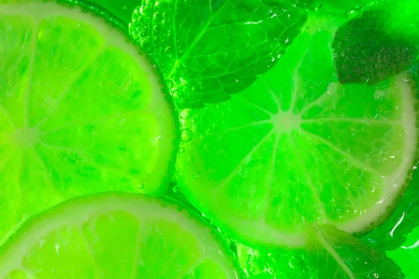 Mynta och lime i cocktail närbild — Stockfoto