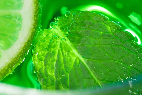 Mint and lime in cocktail close-up — Stock Photo, Image