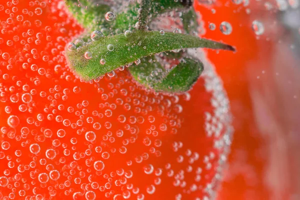 Tomate maduro en el primer plano del agua — Foto de Stock