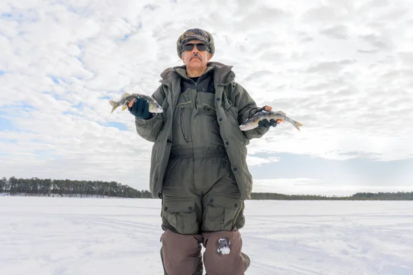 Pesca invierno bajo deporte de invierno, hobby de invierno —  Fotos de Stock