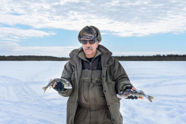 釣り冬の低音冬のスポーツ、 冬の趣味 — ストック写真