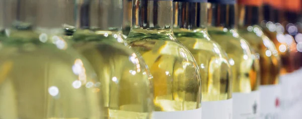Beyaz şarap şişeleri, seçici odak — Stok fotoğraf