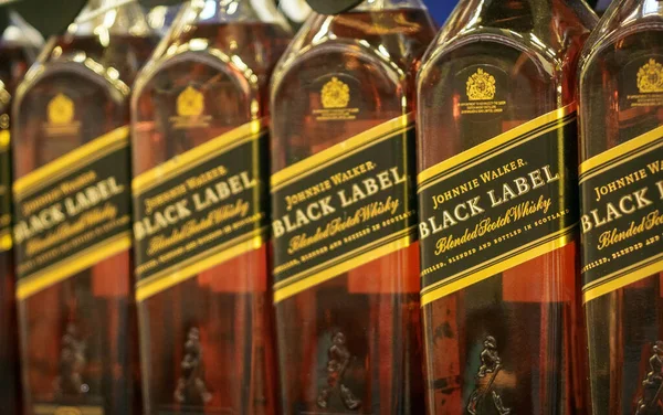 Volzhsky, Russie - 26 avril 2019 : Produits de vente hypermarché d'alcool Johnnie Walker est une marque de whisky écossais appartenant à la vente de boissons alcoolisées dans le magasin de métro cash and carry — Photo