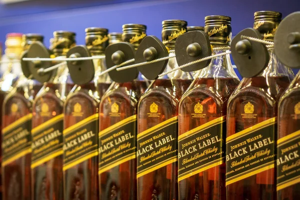 Volzhsky, Rusya - 26 Nisan 2019: Alkolik Johnnie Walker 'ın hipermarket ürünleri, metro mağazasında nakit olarak satılan alkollü içecekler satan bir viski markasıdır. — Stok fotoğraf